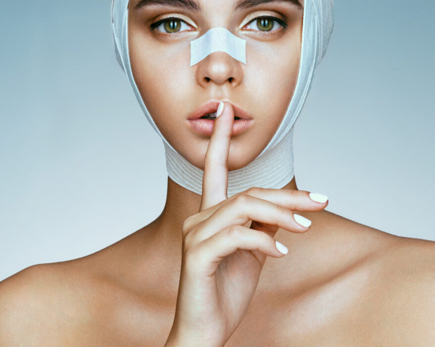 listing twarzy, ilustracja opatrunków po operacji