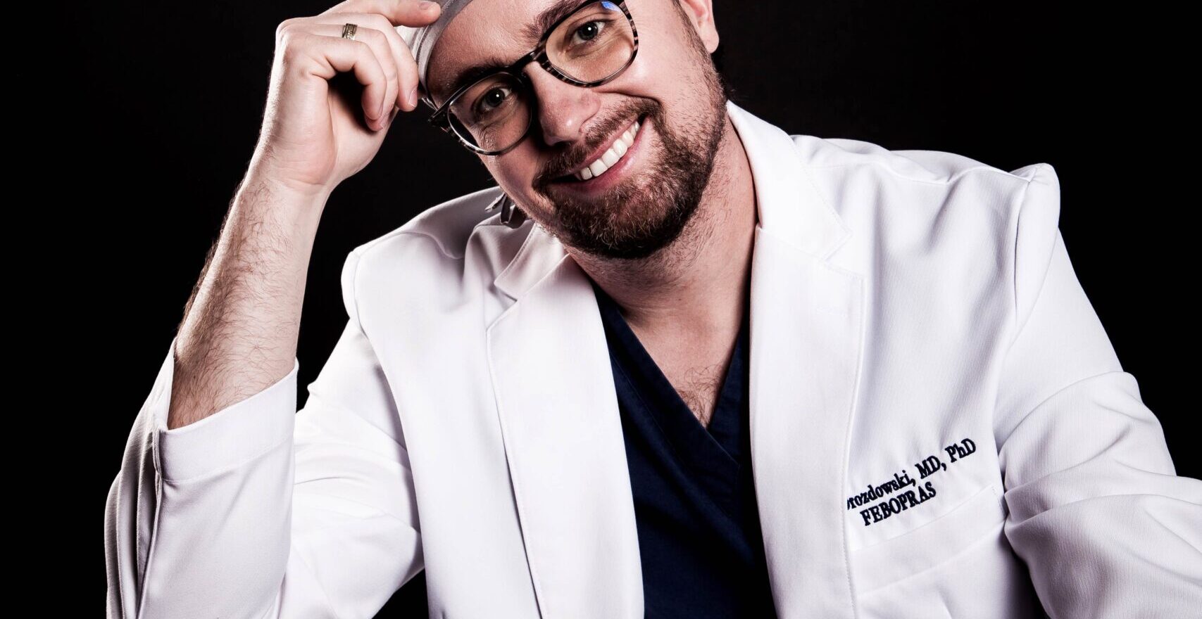 dr Piotr Drozdowski, chirurg plastyczny, przedstawienie osoby