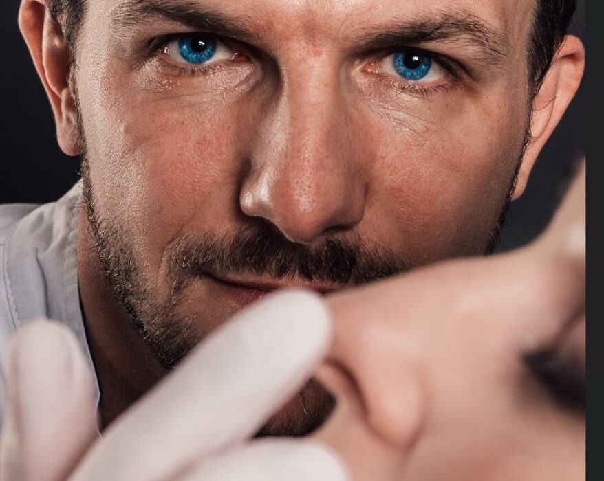 doktor Jamro-laryngolog-z pacjentką podczas konsultacji operacji nosa