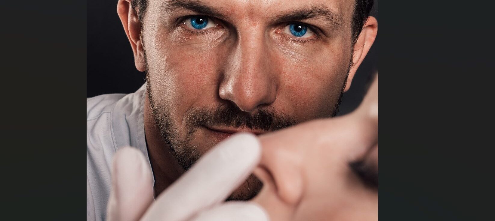 doktor Jamro-laryngolog-z pacjentką podczas konsultacji operacji nosa