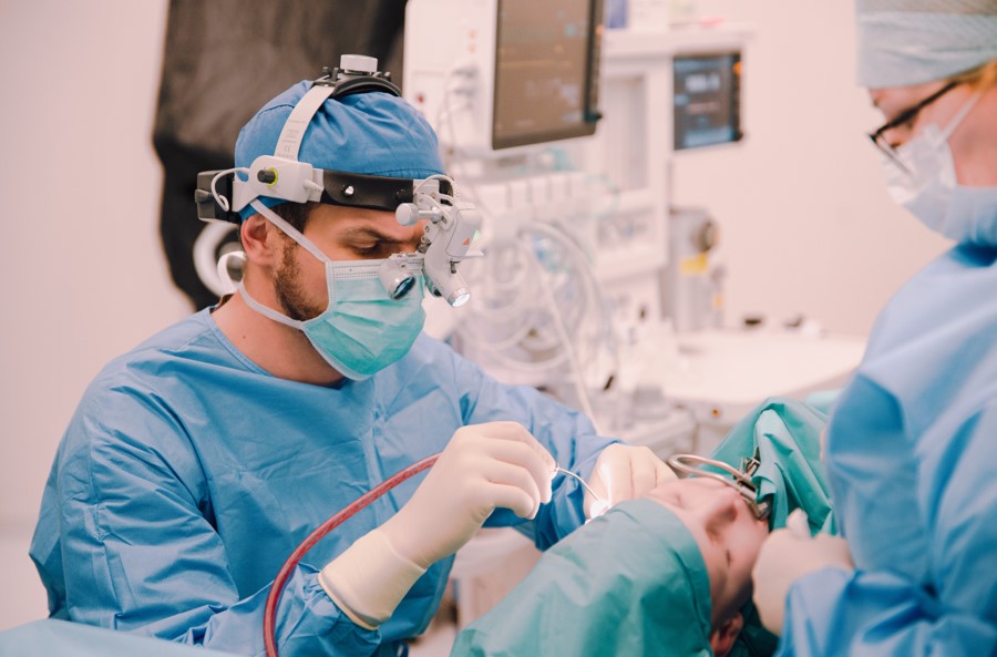 Obrazek ma cel informacyjny: laryngolog podczas operacji: adenotomia